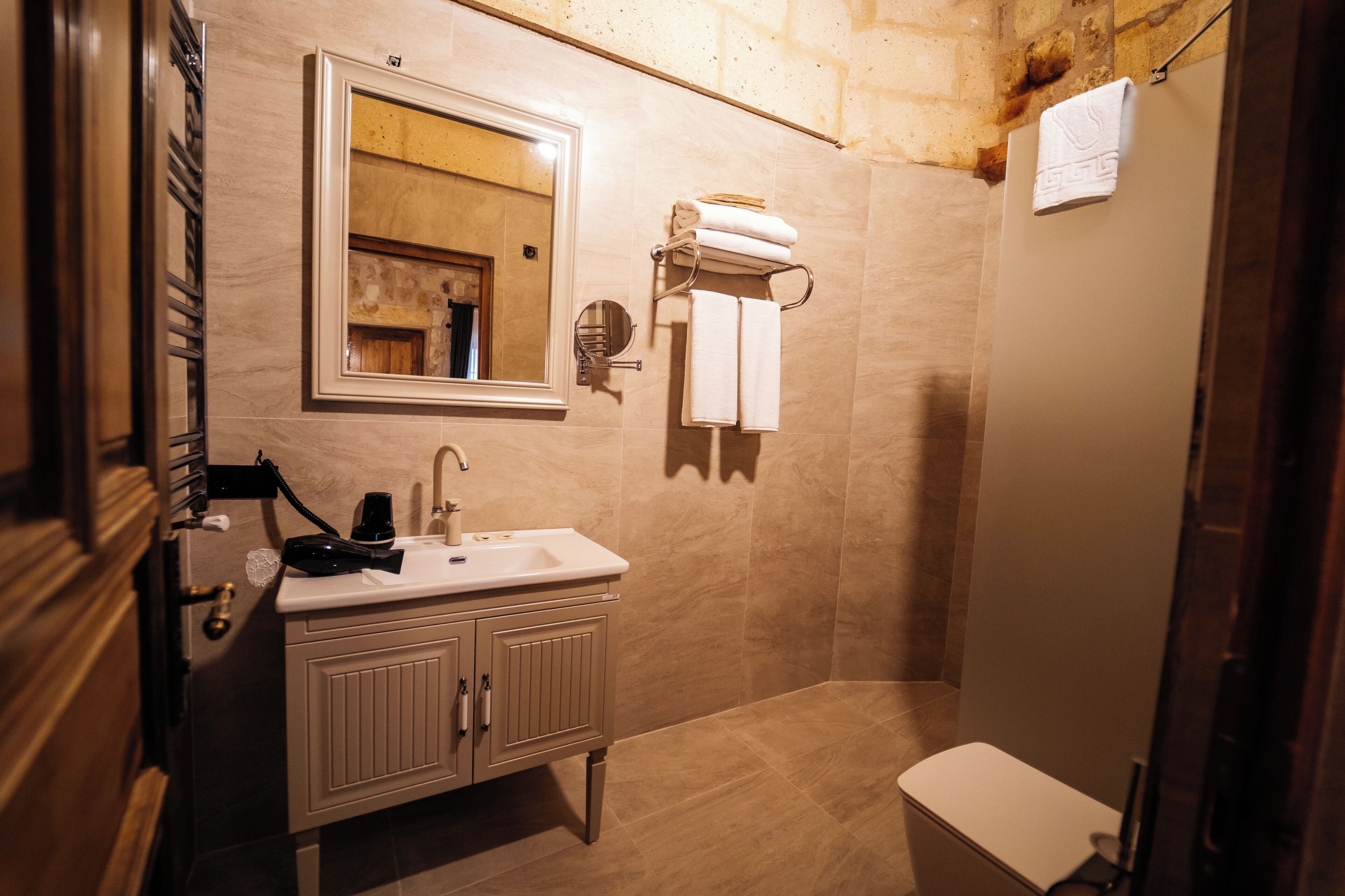 Dusche, Regendusche, kostenlose Toilettenartikel, Haartrockner