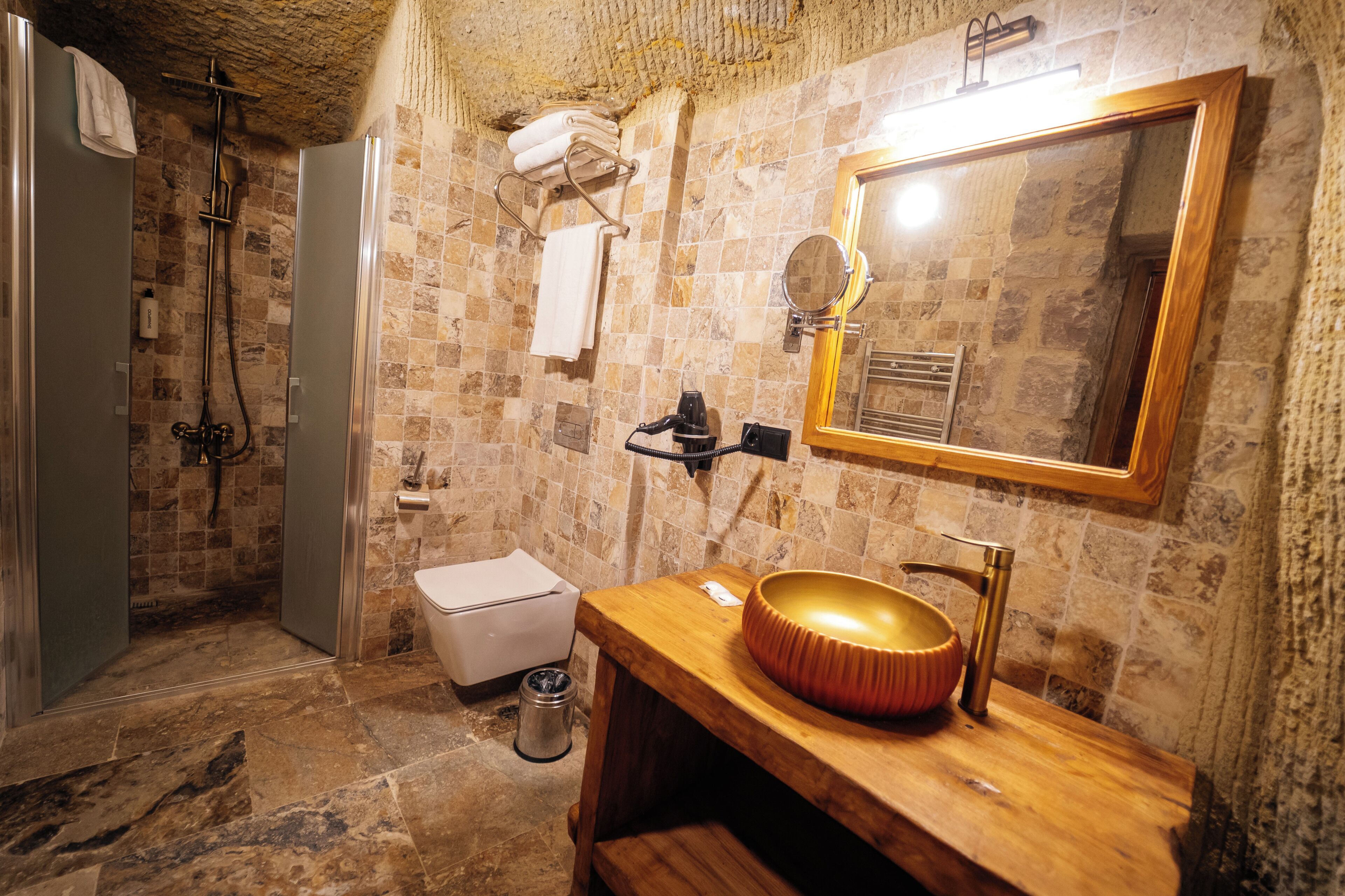 Luxury Room | Bathroom | Shower, rainfall showerhead, free toiletries, hair dryer