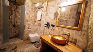 Habitación de lujo | Baño | Regadera, regadera tipo lluvia, amenidades de baño gratuitas