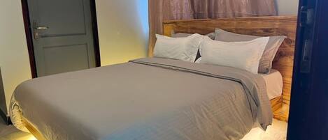 Tabla de planchar con plancha, wifi y ropa de cama