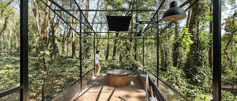 Outdoor spa tub