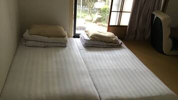 Basic-Doppelzimmer, Blick auf den Innenhof | Kostenloses WLAN