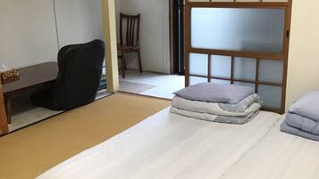Basic-Doppelzimmer, Blick auf den Innenhof | Kostenloses WLAN