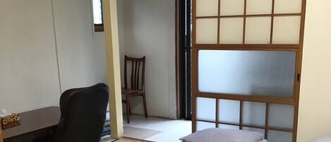 Habitación básica doble, vista al patio | Wifi gratis