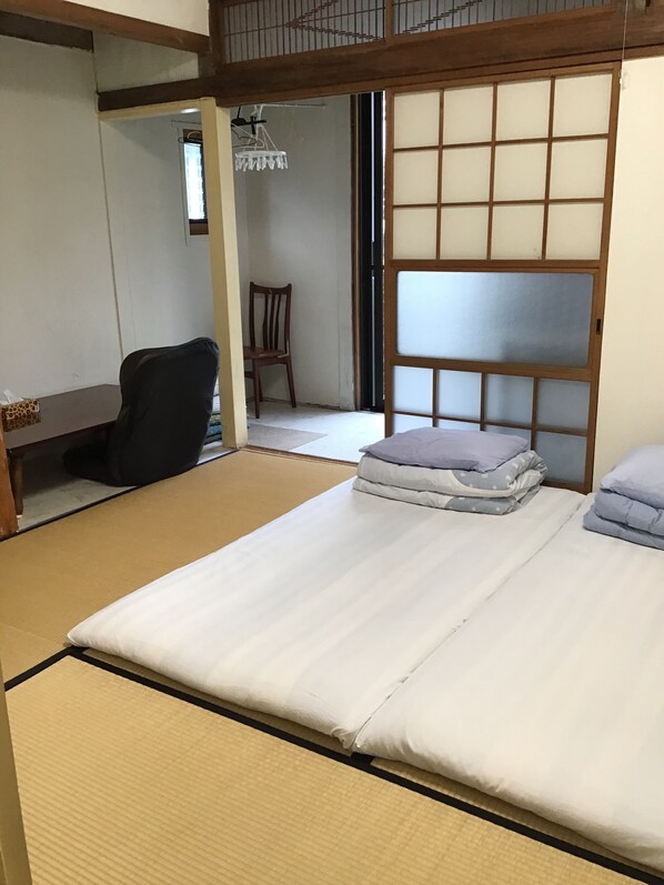 Quarto casal básico, vista para o pátio | Wi-Fi de cortesia