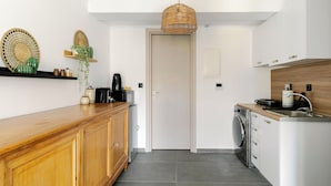 Studio, 1 Queen Bed, Kitchenette, City View | Private kitchen - Zeni - Chic Studio & Balcony in Athens (Athens)