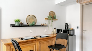 Studio, 1 Queen Bed, Kitchenette, City View | Dining - Zeni - Chic Studio & Balcony in Athens (Athens)