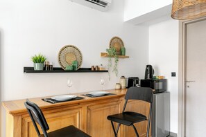 Studio, 1 Queen-Bett, Kochnische, Stadtblick | Speisen