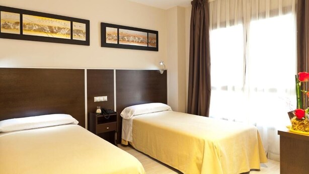Phòng | Bộ đồ giường cao cấp, chăn bông, bàn 