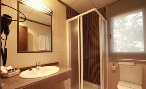 Shower, free toiletries, hair dryer, towels - Hostal Avenida Barajas (Madrid)