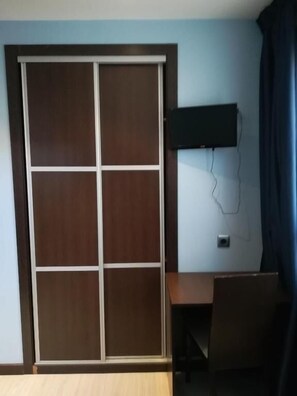 Single Room | Desk, free WiFi, wheelchair access - Hostal Avenida Barajas (Madrid)