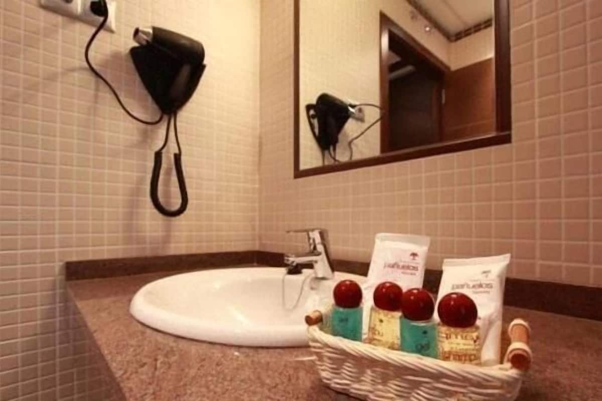 Buồng tắm vòi sen, đồ dùng nhà tắm miễn phí, máy sấy tóc, khăn tắm