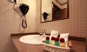 Shower, free toiletries, hair dryer, towels - Hostal Avenida Barajas (Madrid)