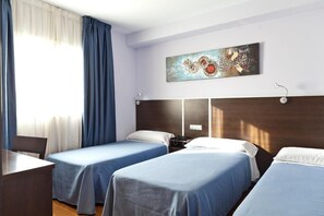 Triple Room | Meja, Wi-fi percuma, akses kerusi roda 