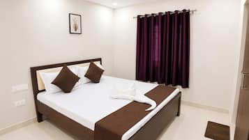 Deluxe Double Room, Berbilang Katil, Penyaman udara | Peralatan tempat tidur hipoalergenik, meja, kalis bunyi, Wi-fi percuma