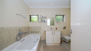 Bruser, hårtørrer, bidet, håndklæder