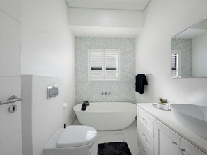 Douche, sèche-cheveux, bidet, serviettes fournies