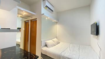 Standard Double Room | Desk, laptop workspace, free WiFi