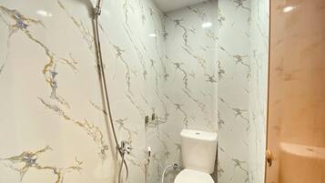 Standard Double Room | Bathroom | Shower, free toiletries, towels