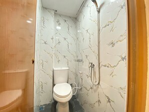 Standaard tweepersoonskamer | Badkamer | Een douche, gratis toiletartikelen, handdoeken