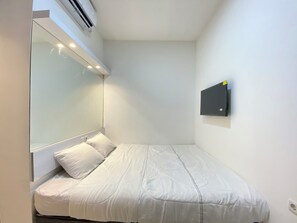 Standard Double Room | Desk, laptop workspace, free WiFi - Tamastu House Lippo Karawaci (Tangerang)