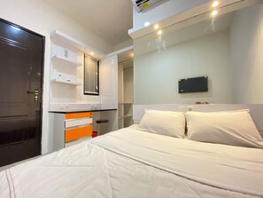 Standard Double Room | Desk, laptop workspace, free WiFi - Tamastu House Lippo Karawaci (Tangerang)