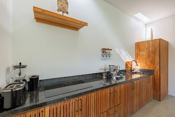 Kühlschrank, Mikrowelle, Herdplatte, Wasserkocher mit Kaffee-/Teezubehör