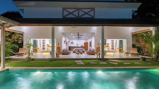 A modern house with a swimming pool, a covered patio, and a well-lit interior. - Bingin Villas: Luxury, Concierge &  Security (Badung)
