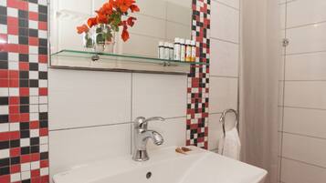 Ducha, secador de pelo, toallas y jabón