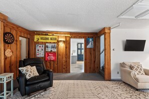 Lobby - Sleeps 20 | Historic Catskills Lodge • Firepit + Near Skiing | The Klondike (Tannersville)