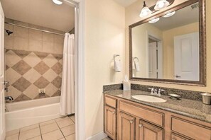 Shower, hair dryer, towels - Golf Resort Condo, Reunion Resort (Kissimmee)