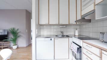 Apartamento Confort, 1 habitación, balcón, vistas al patio | Cocina privada | Frigorífico grande, microondas, horno y placa de cocina