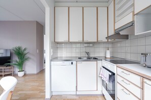 Comfort Apartment, 1 Bedroom, Balcony, Courtyard View | Private kitchen | Full-sized fridge, microwave, oven, stovetop