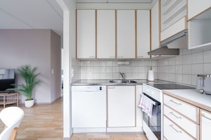 Apartamento Confort, 1 habitación, balcón, vistas al patio | Cocina privada | Cafetera o tetera, frigorífico grande, microondas y horno