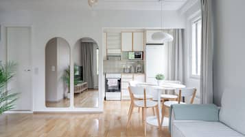 Apartamento Confort, 1 habitación, balcón, vistas al patio | Cocina privada | Frigorífico grande, microondas, horno y placa de cocina