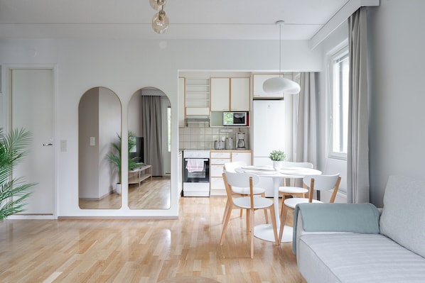 Comfort Apartment, 1 Bedroom, Balcony, Courtyard View | Private kitchen | Full-sized fridge, microwave, oven, stovetop