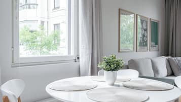 Apartamento Confort, 1 habitación, balcón, vistas al patio | Comedor