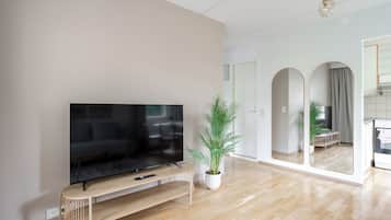 Departamento Confort, 1 habitación, balcón, vista al patio | Escritorio, espacio para trabajar con laptop y cortinas blackout