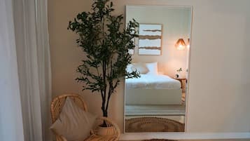 Tabla de planchar con plancha, wifi y ropa de cama