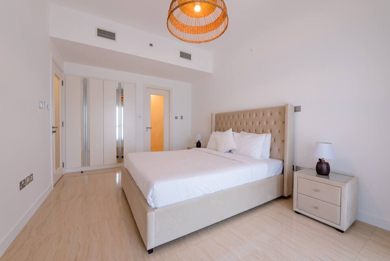Tabla de planchar con plancha, wifi y ropa de cama 