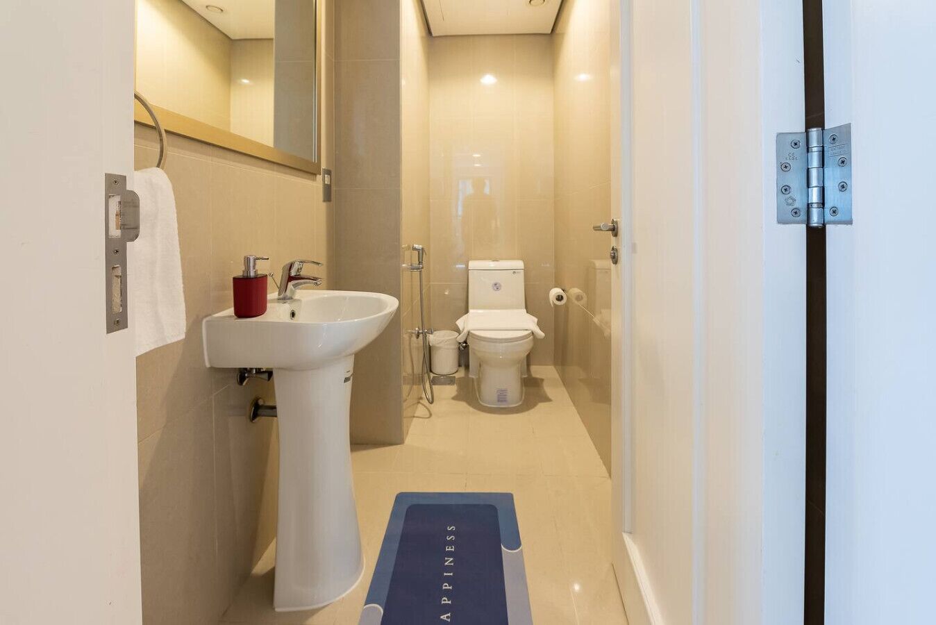 Un baño con lavamanos, inodoro y ducha.