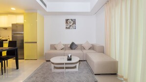 Un saló modern amb un sofà, una taula de centre i una zona de menjador.