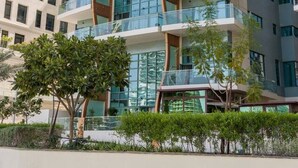 Un immeuble à plusieurs étages doté de balcons, de grandes fenêtres et d’une architecture moderne.