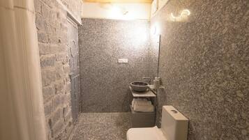 Chambre Deluxe double | Salle de bain | Serviettes fournies