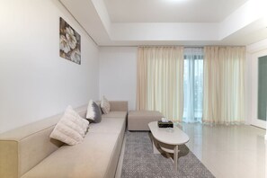 Una sala de estar moderna con un sofá, una mesa de centro y un cuadro en la pared.