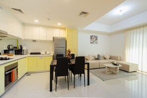 Una cocina moderna con comedor, un sofá y una pequeña mesa.