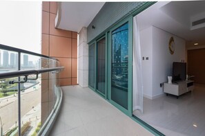 Eine moderne Wohnung mit Balkon, Stadtblick und minimalistischer Einrichtung.