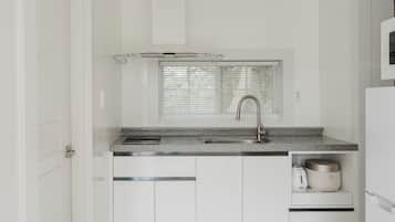 Basic Room, 1 Bedroom (Deluxe 2) | 1 bedroom, WiFi (free)