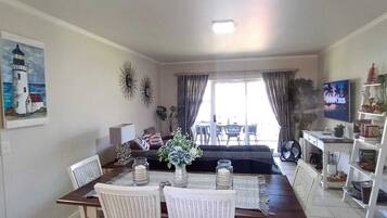 Apartment, 2 Bedrooms, Accessible, Balcony | Dining room