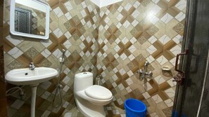 Douche, articles de toilette gratuits, sèche-cheveux